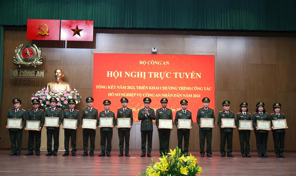 Thứ trưởng Lê Quốc Hùng trao Bằng khen của Bộ Công an tặng các tập thể và cá nhân có thành tích xuất sắc trong công tác hồ sơ nghiệp vụ.