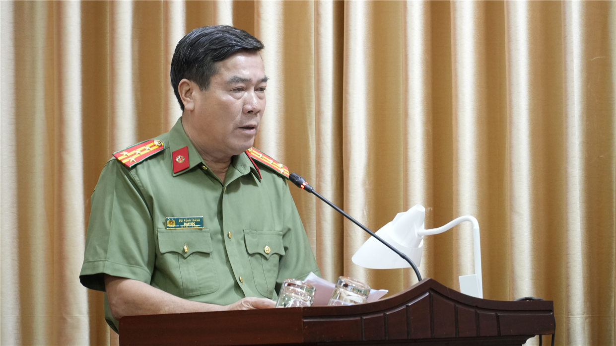 Đồng chí Đại tá Bùi Xuân Thắng, Giám đốc Công an tỉnh báo cáo công tác phòng chống tội phạm.