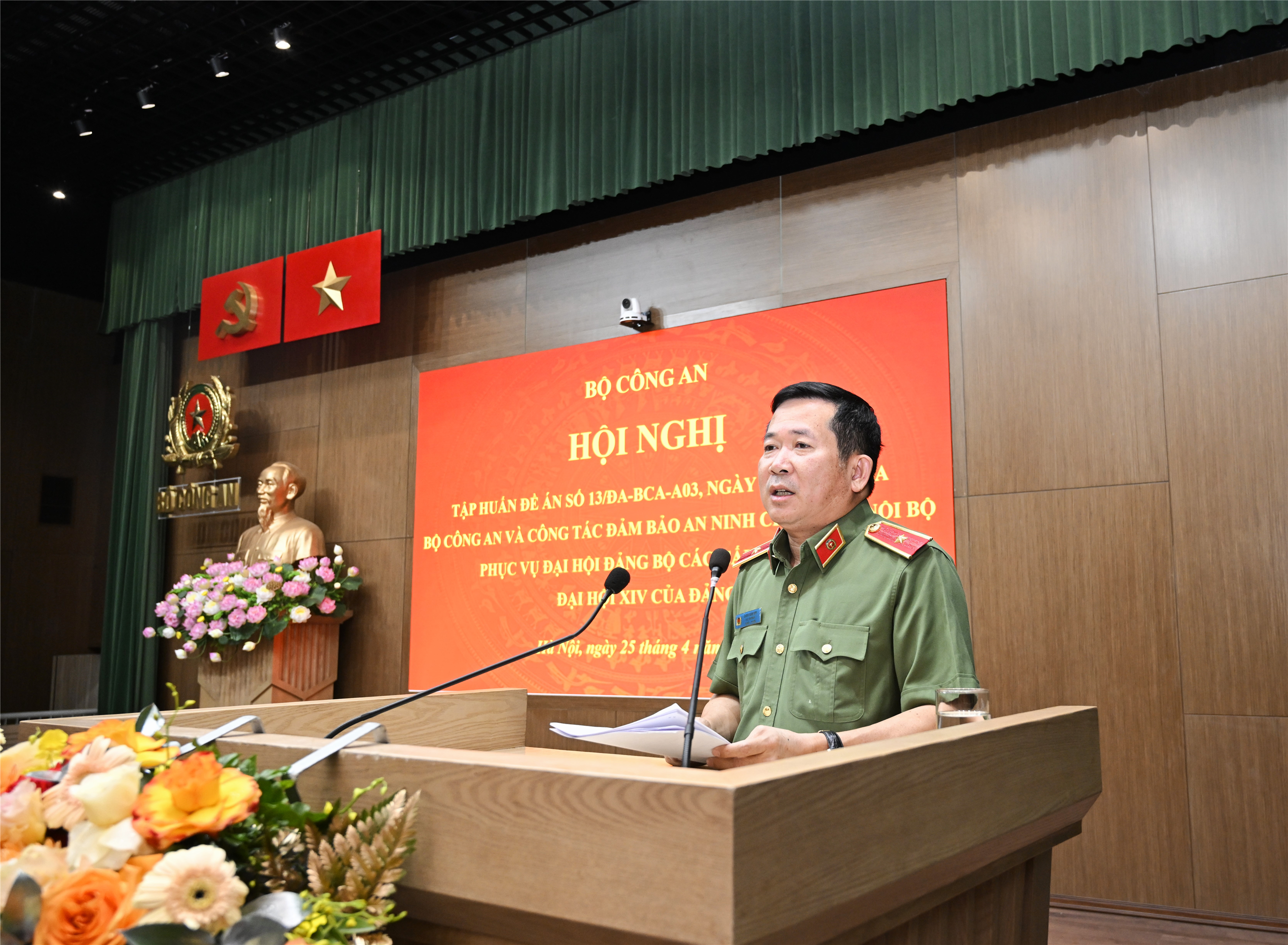 Thiếu tướng Đinh Văn Nơi, Cục trưởng Cục An ninh chính trị nội bộ chủ trì Hội nghị.