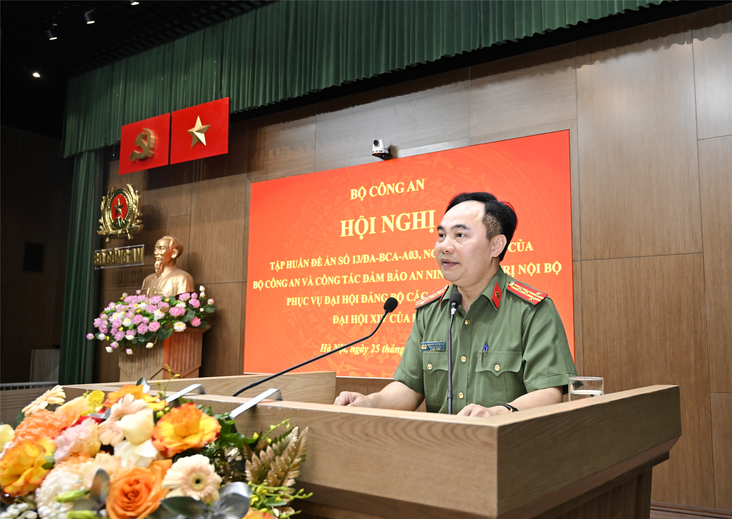 Đại tá Nguyễn Huy Khích, Phó Cục trưởng Cục An ninh chính trị nội bộ truyền đạt nội dung tập huấn.