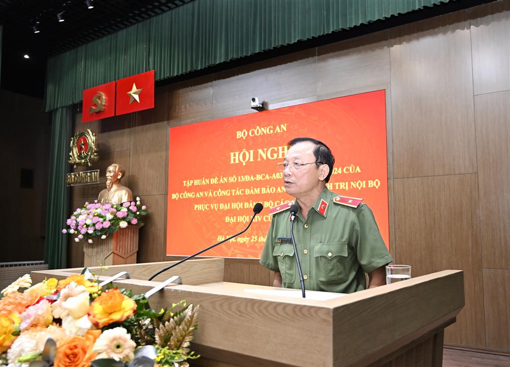 Thiếu tướng Đặng Ngọc Bách, Phó Cục trưởng Cục Công tác chính trị truyền đạt nội dung tập huấn.