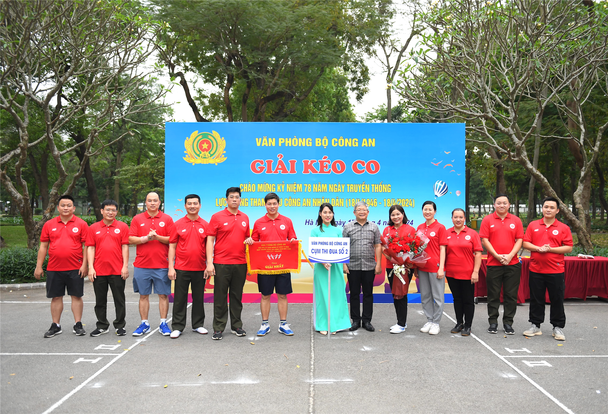 Thiếu tướng Hoàng Anh Tuyên, Phó Chánh Văn phòng Bộ Công an trao giải Nhất tặng Đội kéo co Cụm thi đua số 02 - Văn phòng Bộ Công an.