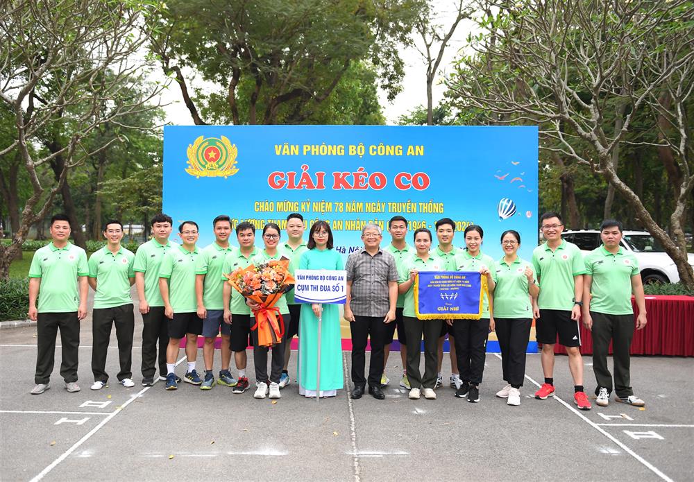 Thiếu tướng Hoàng Anh Tuyên, Phó Chánh Văn phòng Bộ Công an trao giải Nhì tặng Đội kéo co Cụm thi đua số 01 - Văn phòng Bộ Công an.