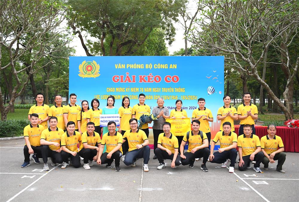 Thiếu tướng Hoàng Anh Tuyên, Phó Chánh Văn phòng Bộ Công an trao giải Ba tặng Đội kéo co Phòng Tham mưu Công an thành phố Hà Nội.