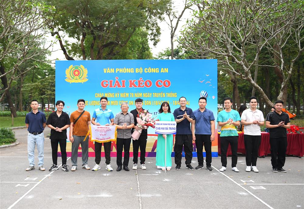 Thiếu tướng Hoàng Anh Tuyên, Phó Chánh Văn phòng Bộ Công an trao giải Phong cách tặng Đội kéo co Công an quận Hai Bà Trưng, thành phố Hà Nội.