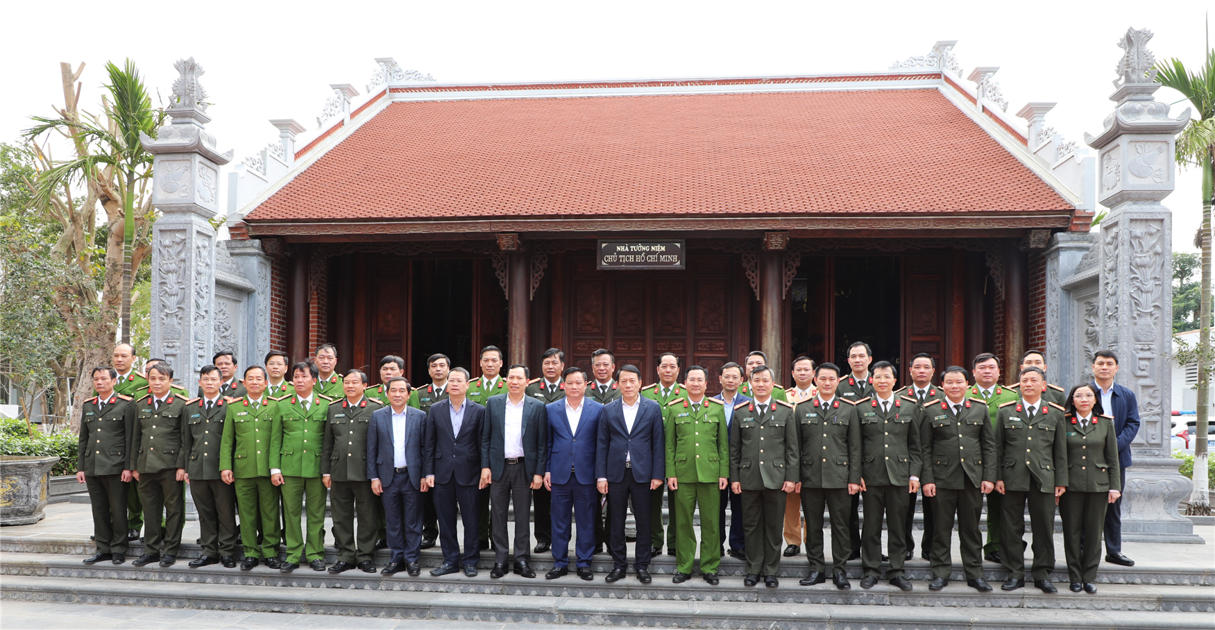 Các đại biểu dự buổi làm việc.