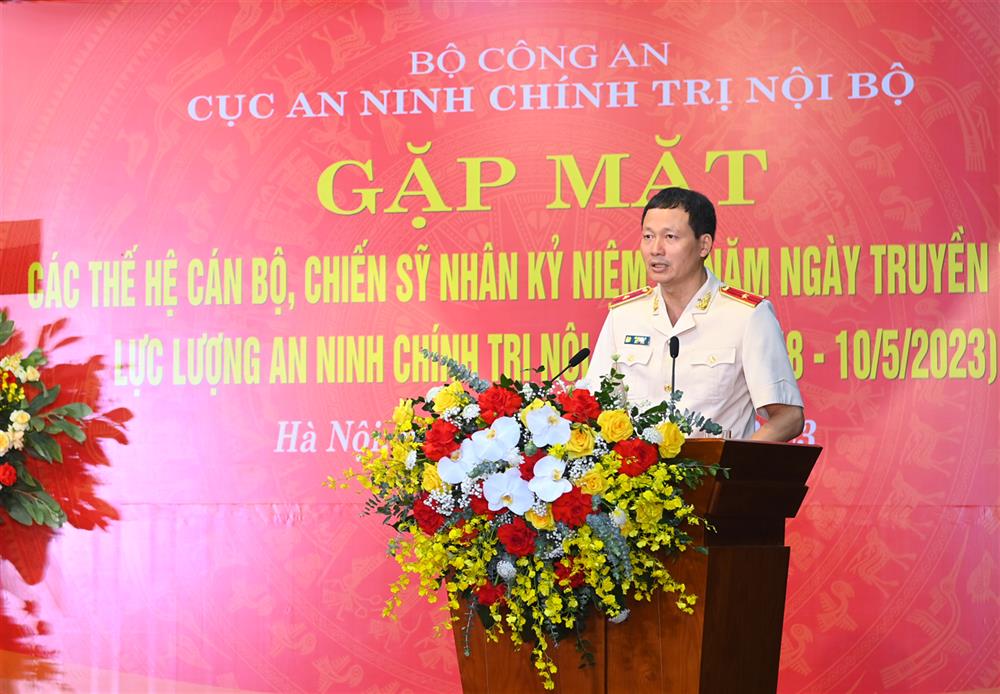 Thiếu tướng Vũ Hồng Văn, Cục trưởng Cục ANCTNB trình bày diễn văn ôn lại truyền thống tại buổi gặp mặt.