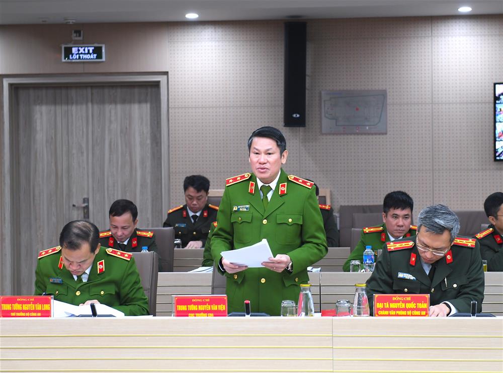 Trung tướng Nguyễn Văn Viện, Cục trưởng Cục Cảnh sát điều tra tội phạm về ma túy trình bày báo cáo tại Hội nghị.