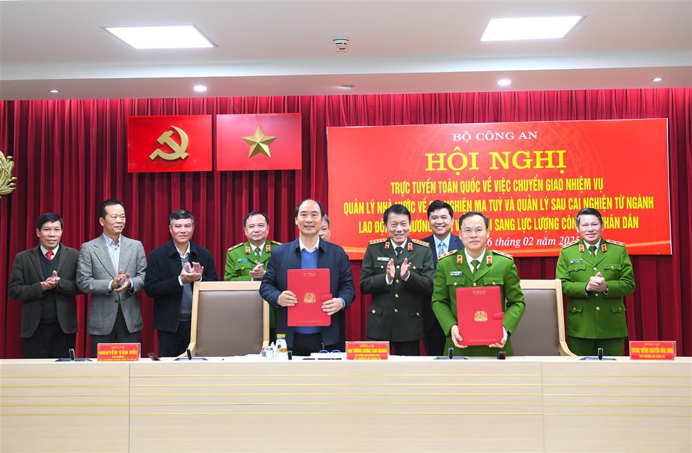 dưới sự chứng kiến của đồng chí Bộ trưởng Lương Tam Quang, Thứ trưởng Nguyễn Văn Long và Thứ trưởng Nguyễn Văn Hồi đã ký biên bản chuyển giao nhiệm vụ quản lý nhà nước về CNMT và quản lý sau CNMT từ Bộ Lao động - Thương binh và Xã hội về Bộ Công an.