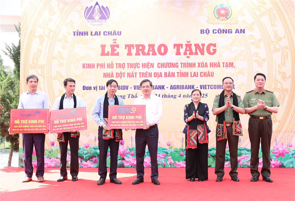 Các đơn vị tài trợ trao kinh phí hỗ trợ thực hiện Chương trình xoá nhà tạm, nhà dột nát trên địa bàn tỉnh Lai Châu trước sự chứng kiến của lãnh đạo Bộ Công an và lãnh đạo tỉnh Lai Châu.