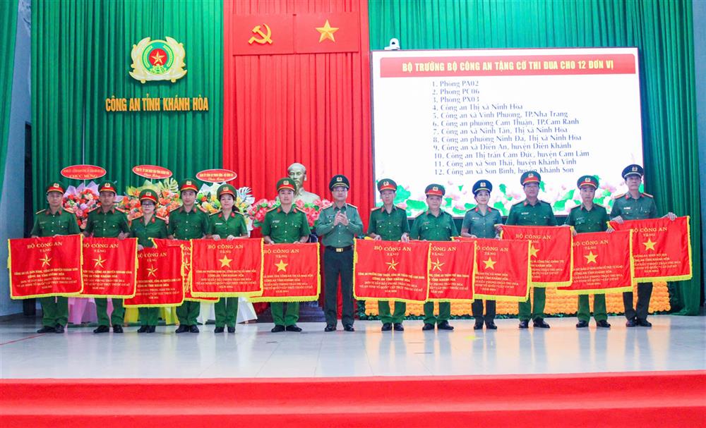 Trung tướng Phạm Thế Tùng, Thứ trưởng Bộ Công an tặng cờ thi đua của Bộ Công an cho 12 tập thể có thành tích xuất sắc trong phong trào thi đua Vì an ninh Tổ quốc năm 2024.