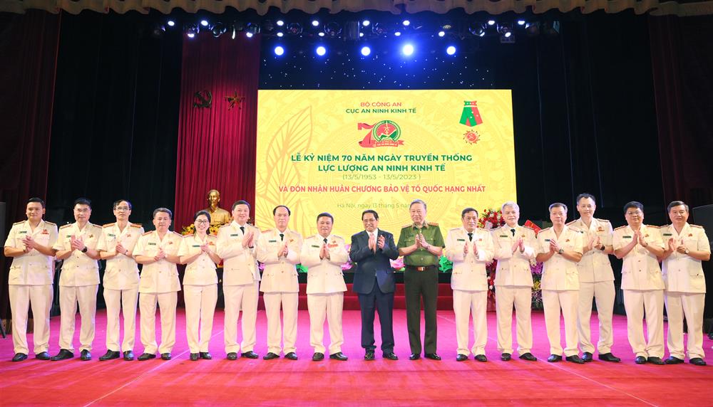 Thủ tướng Chính phủ Phạm Minh Chính; Bộ trưởng Tô Lâm cùng các đại biểu chụp ảnh lưu niệm cùng tập thể lãnh đạo Cục ANKT.