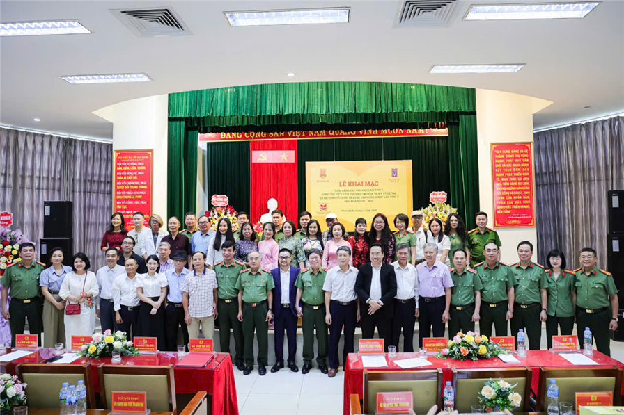 Các nhà văn tham dự trại sáng tác văn học tại Ninh Bình.