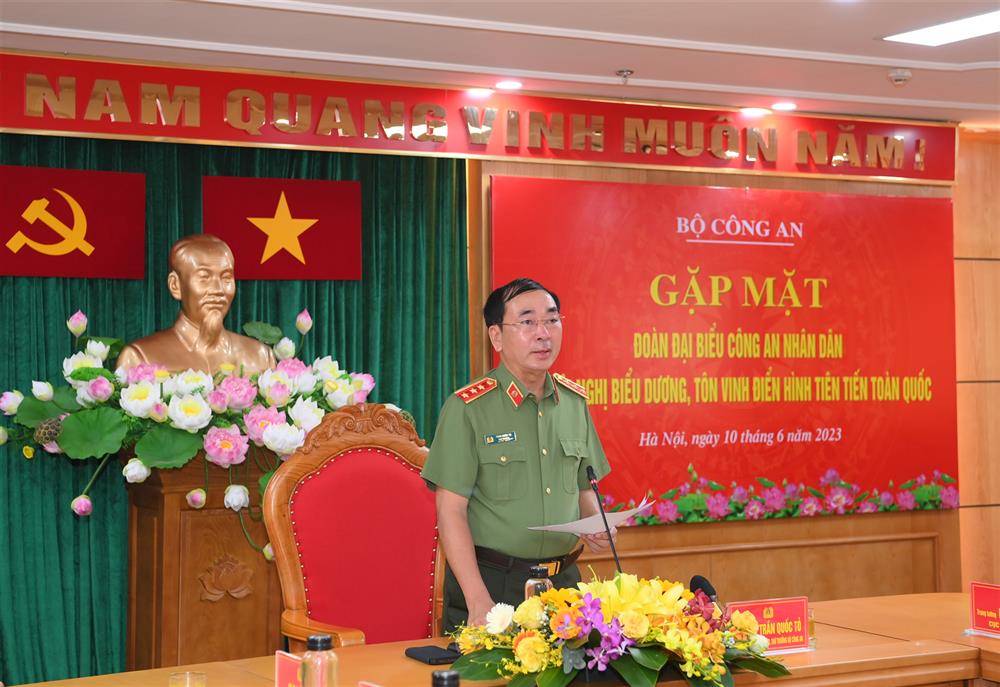 Thứ trưởng Trần Quốc Tỏ phát biểu tại buổi gặp mặt.