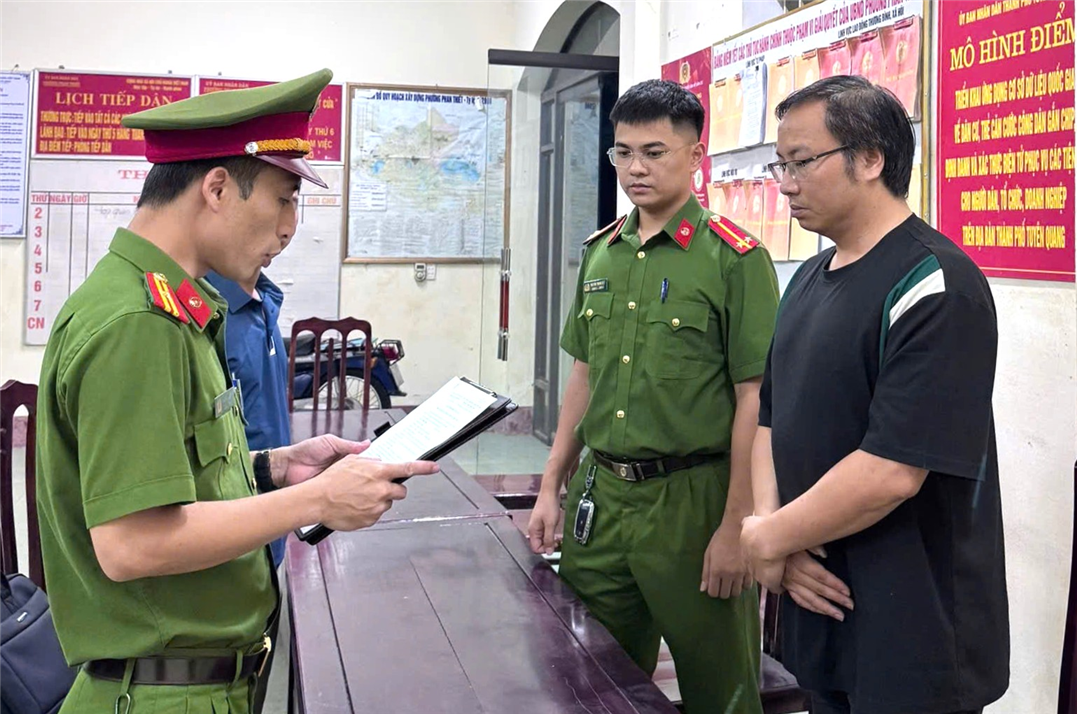 2. Cơ quan Cảnh sát điều tra Công an tỉnh Tuyên Quang tống đạt quyết định và lệnh đối với Vũ Đại Thảo.