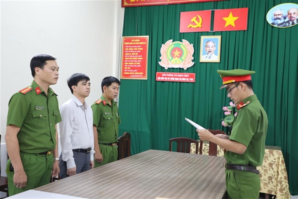 Cơ quan Cảnh sát điều tra Công an TP. Hồ Chí Minh tống đạt Quyết định khởi tố bị can, Lệnh bắt bị can để tạm giam đối với Vũ Đức Nhất.