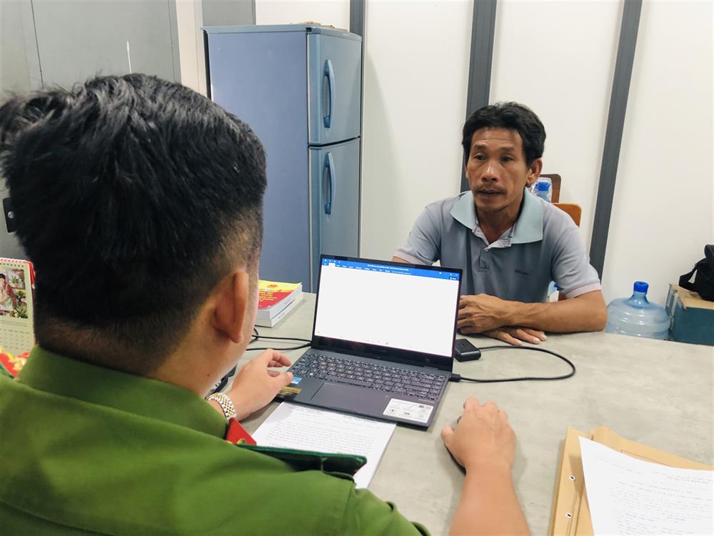 Cán bộ điều tra làm việc với Huỳnh Văn Ghét (áo xanh) và Trần Đại Minh Thái (áo xám trắng).