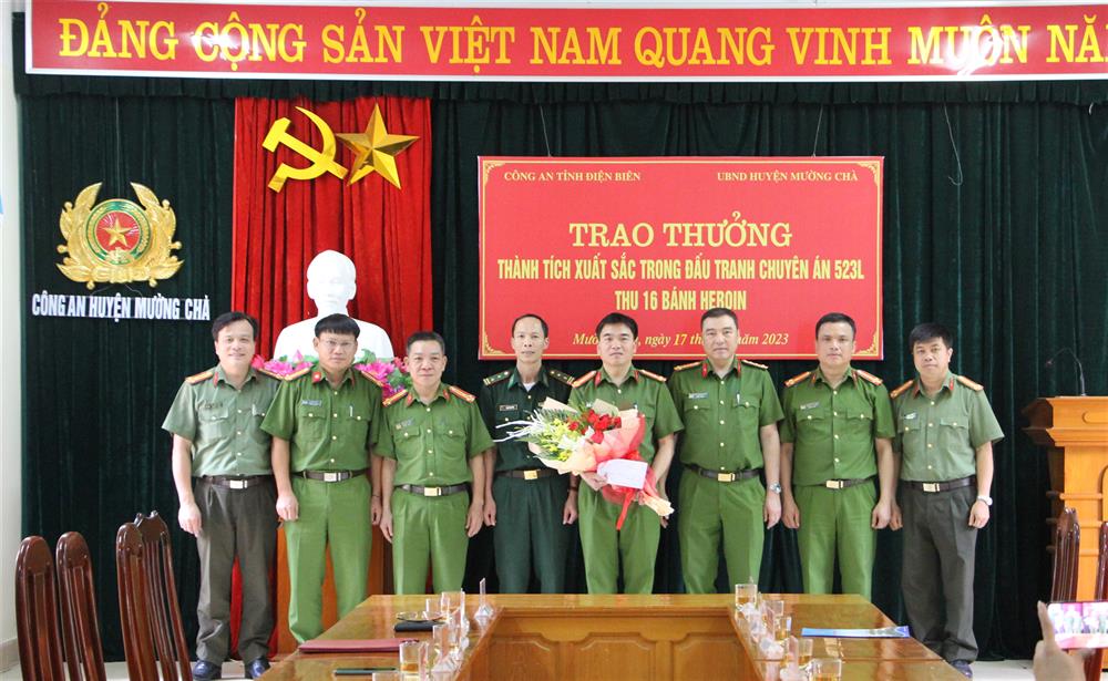 Đại tá Phạm Trường Giang, Phó Giám đốc Công an tỉnh Điện Biên chúc mừng khen thưởng Ban Chuyên án.