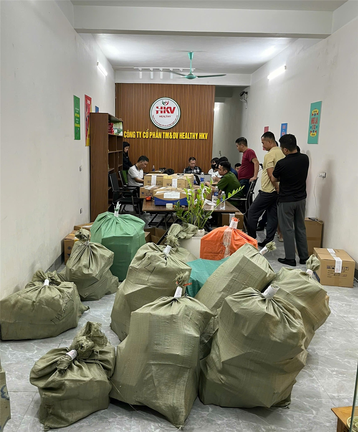 Lực lượng chức năng kiểm tra và thu giữ số hàng hóa tại kho của Công ty cổ phần Thương mại và dịch vụ Healthy HKV ở phường Minh Nông, thành phố Việt Trì, tỉnh Phú Thọ.