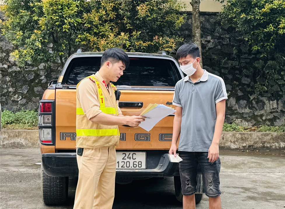 Lương Văn Sơn cùng xe bán tải biển kiểm soát 24C-120.68 tại cơ quan Công an.