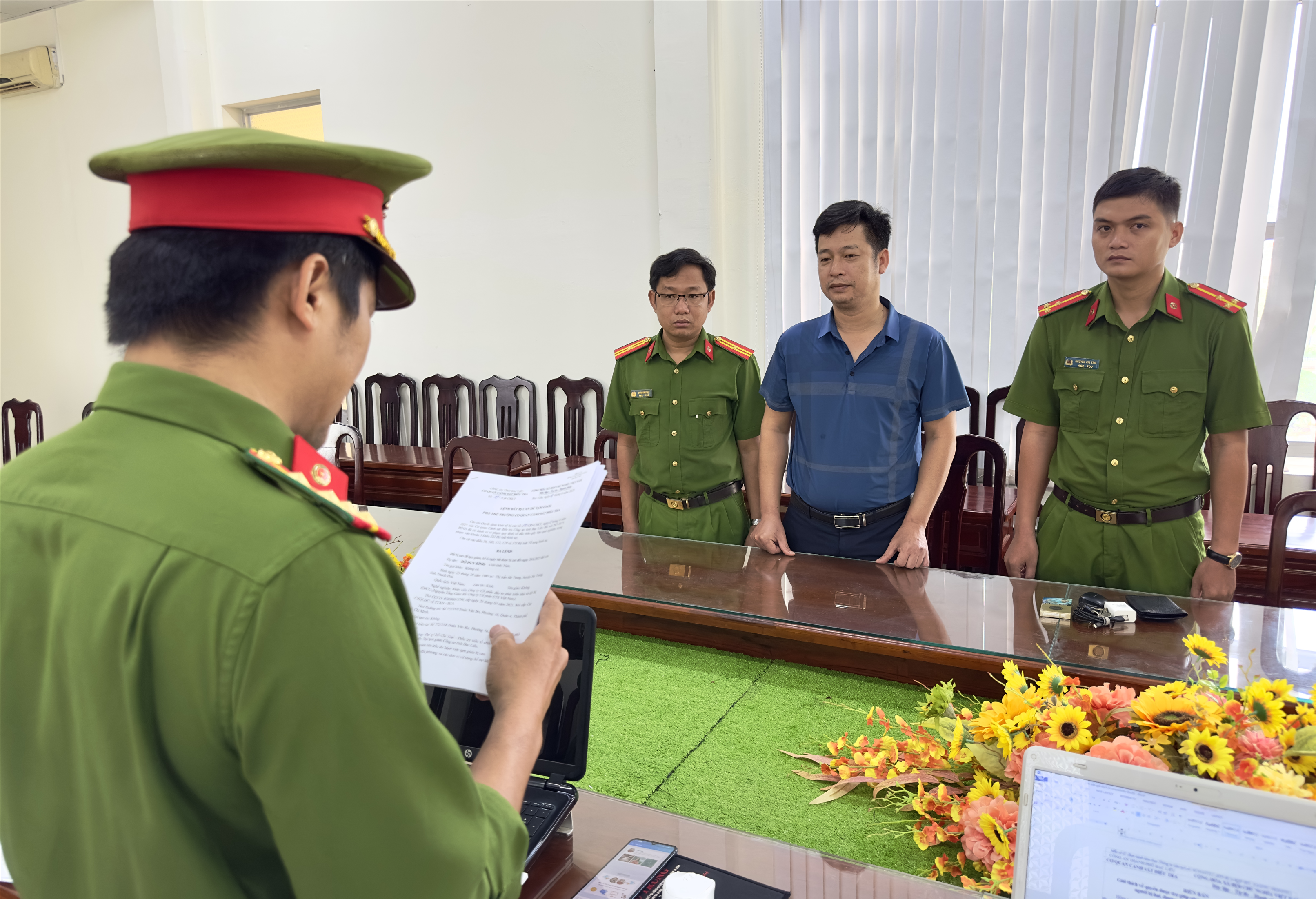 Cơ quan Cảnh sát điều tra tống đạt quyết định và lệnh đối với Đỗ Huy Bình.