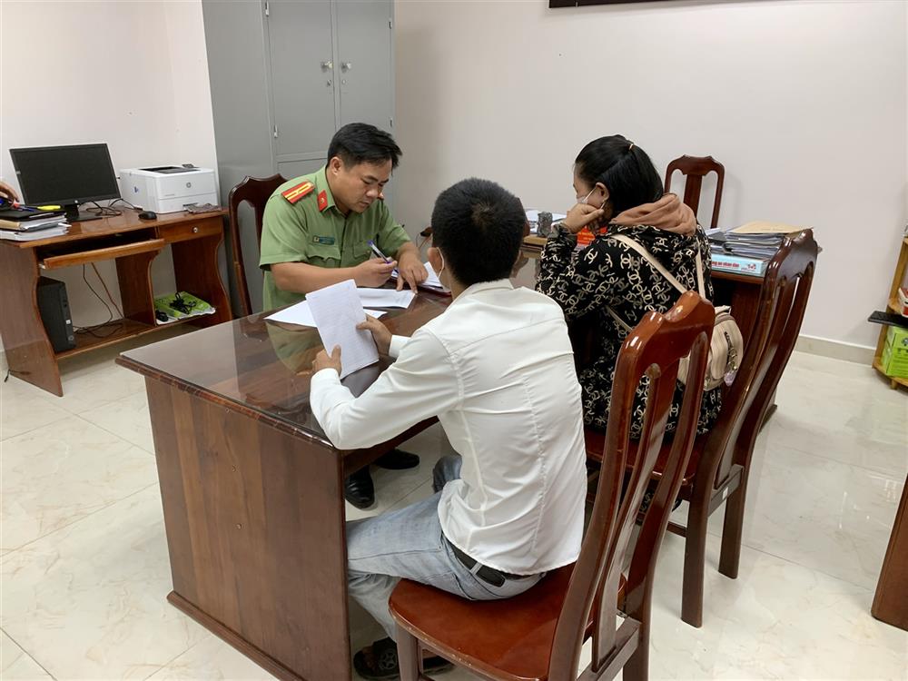 Công an Quảng Nam làm việc với 2 công dân vi phạm.