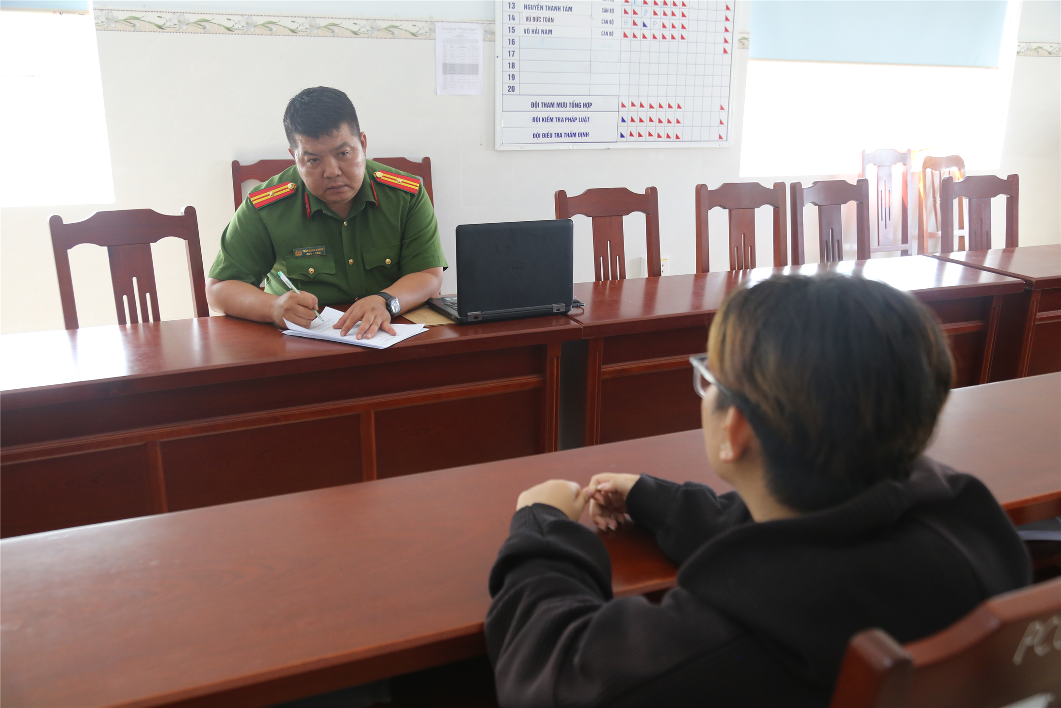 Cán bộ điều tra làm việc với nạn nhân.