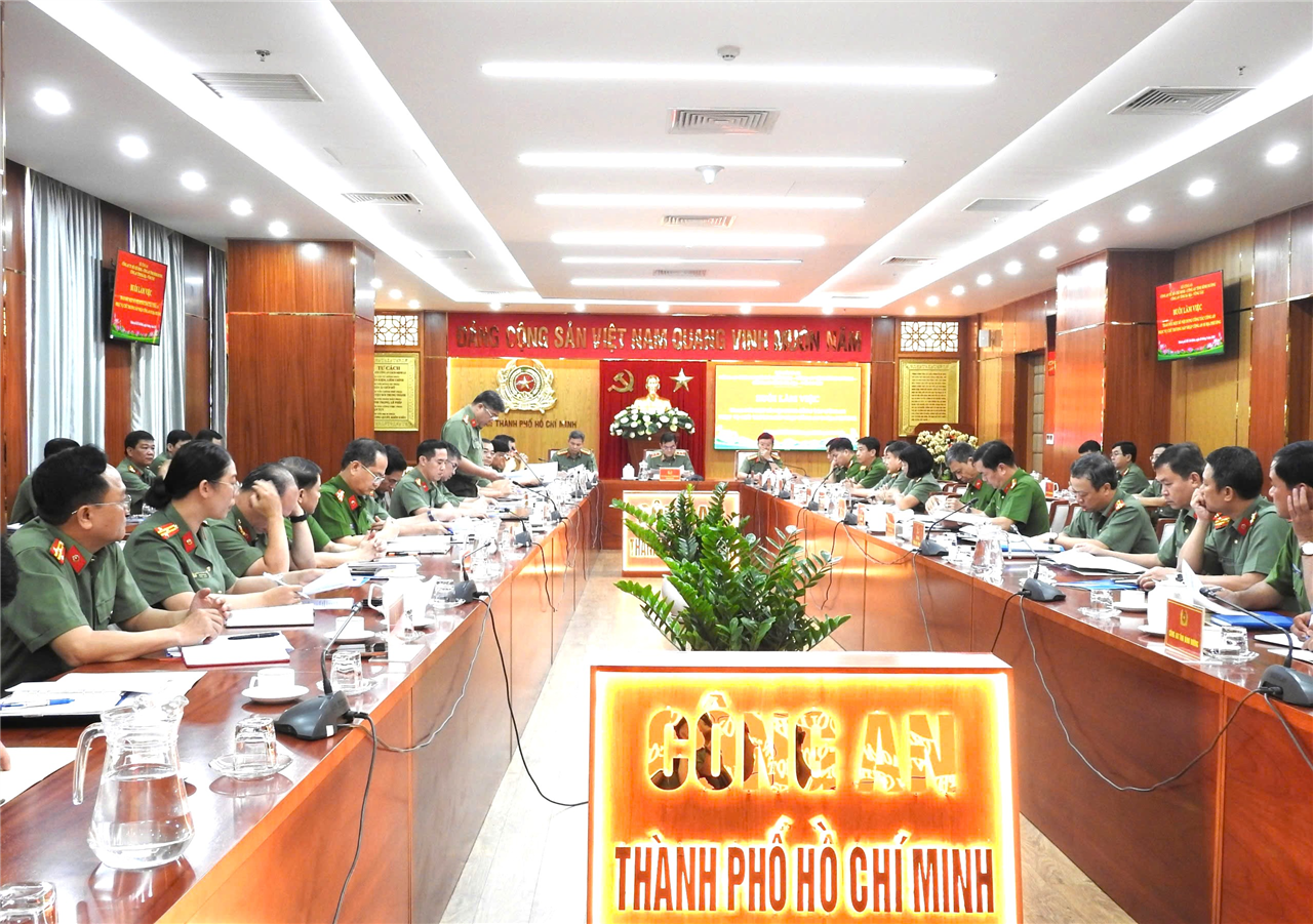 Toàn cảnh buổi làm việc.