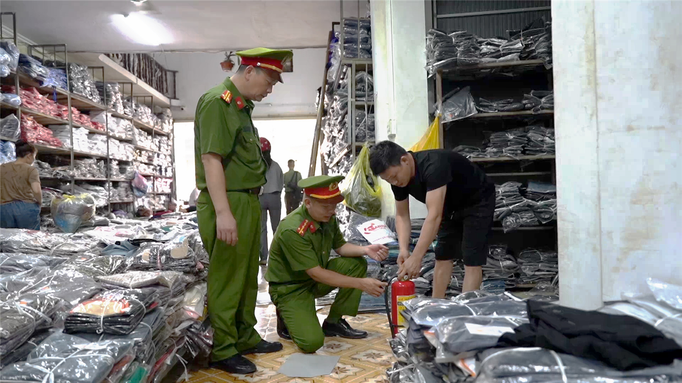 Công an phường Hồng Hà hướng dẫn người dân kiểm tra và sử dụng thiết bị chữa cháy.