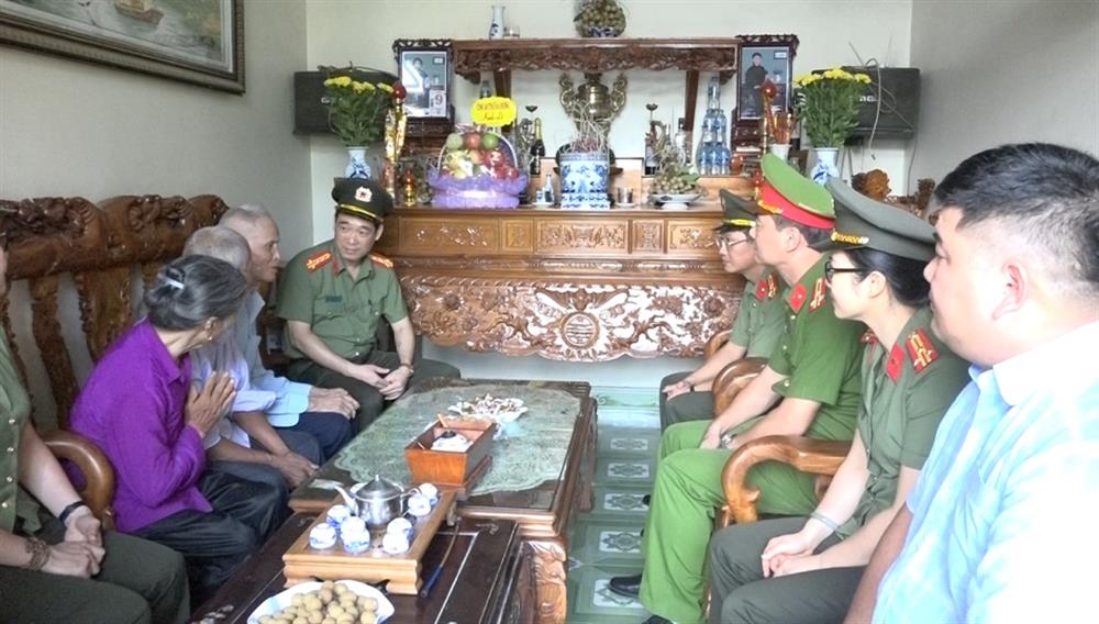 Đại tá Bùi Mạnh Hùng, Phó Giám đốc Công an tỉnh thăm và tặng quà gia đình liệt sỹ tại xã Đại Đức, Kim Thành.