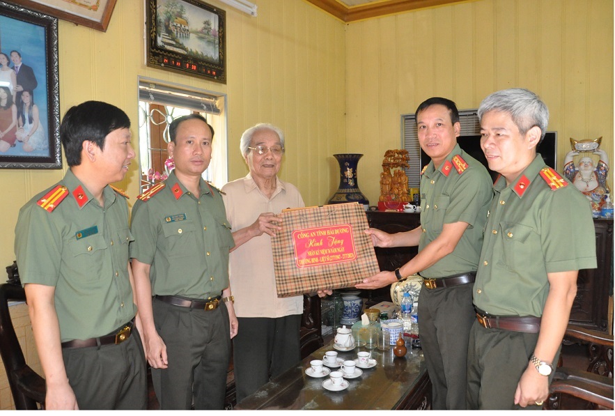Đại tá Lê Đức Thành, Phó Giám đốc Công an tỉnh thăm, tặng quà đồng chí Nguyễn Văn Chung, nguyên Phó Giám đốc Công an tỉnh.