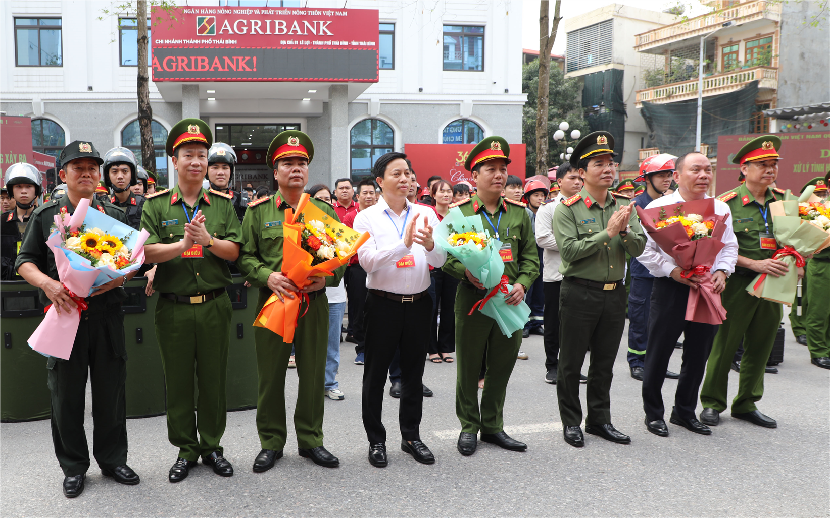 Đồng chí Lại Văn Hoàn – Phó Chủ tịch Ủy ban nhân dân tỉnh, Trưởng Ban chỉ đạo 138 tỉnh tặng hoa chúc mừng cuộc diễn tập.