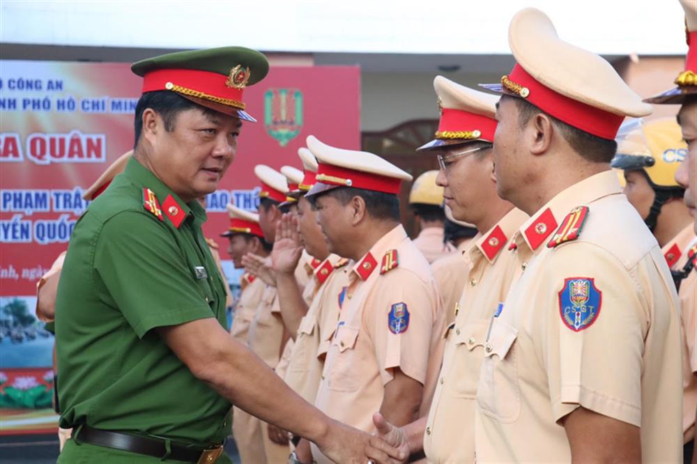 Thượng tá Nguyễn Đình Dương – Phó Giám đốc CATP  bắt tay động viên các lực lượng tham Lễ ra quân.