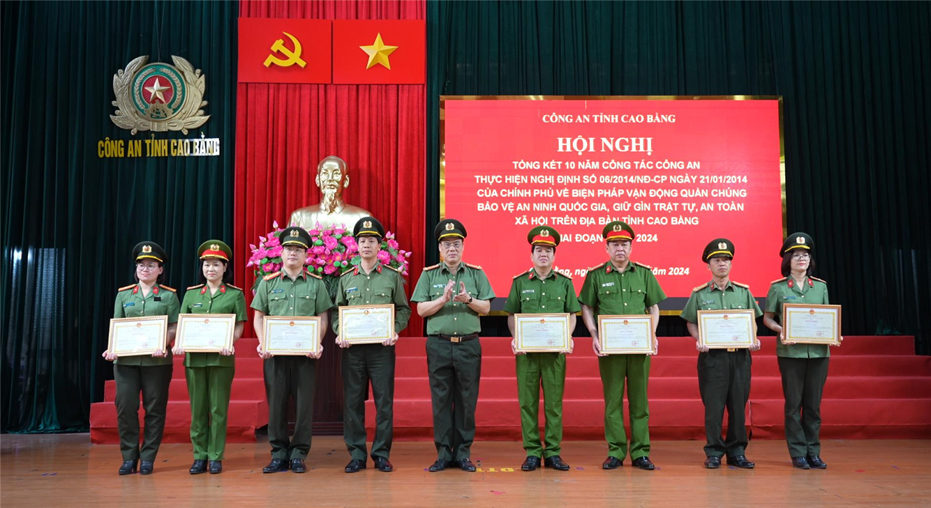 Các tập thể, cá nhân được Chủ tịch Ủy ban nhân dân tỉnh tặng Bằng khen vì có thành tích xuất sắc trong 10 năm thực hiện Nghị định 06 của Chính phủ.