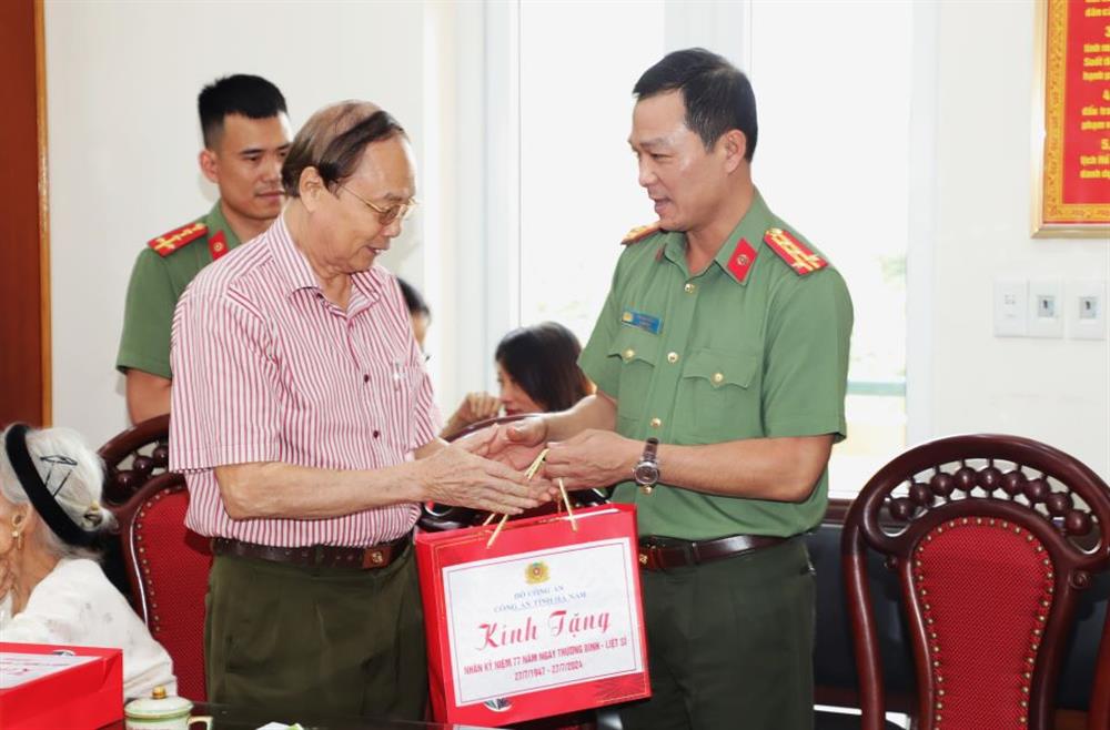 Công an Hà Nam gặp mặt, tặng quà các đối tượng chính sách.