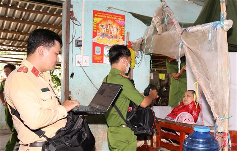 Cán bộ, chiến sỹ đến tận nhà cấp CCCD cho những trường hợp đi lại khó khăn trên địa bàn xã Phú Tân, huyện Châu Thành.