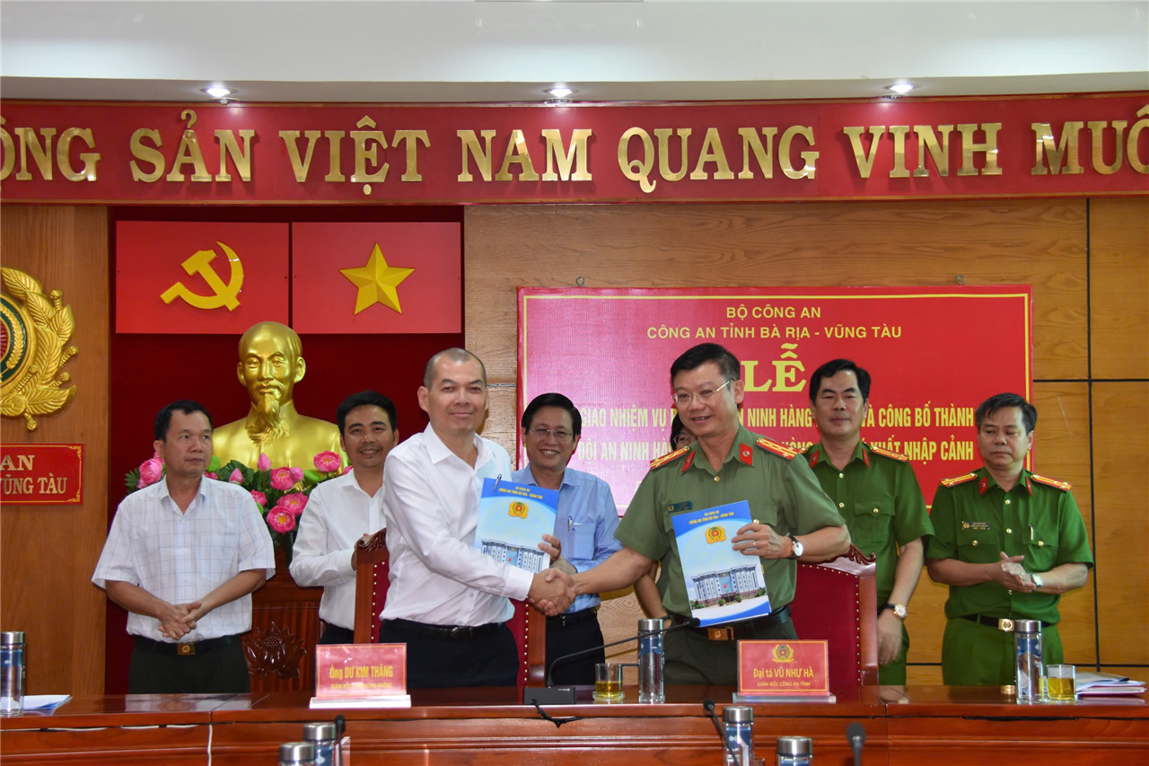 Ban Giám đốc Công an tỉnh và Ban Giám đốc Cảng hàng không Côn Đảo ký kết biên bản bàn giao nhiệm vụ bảo đảm an ninh hàng không tại sân bay Côn Đảo.