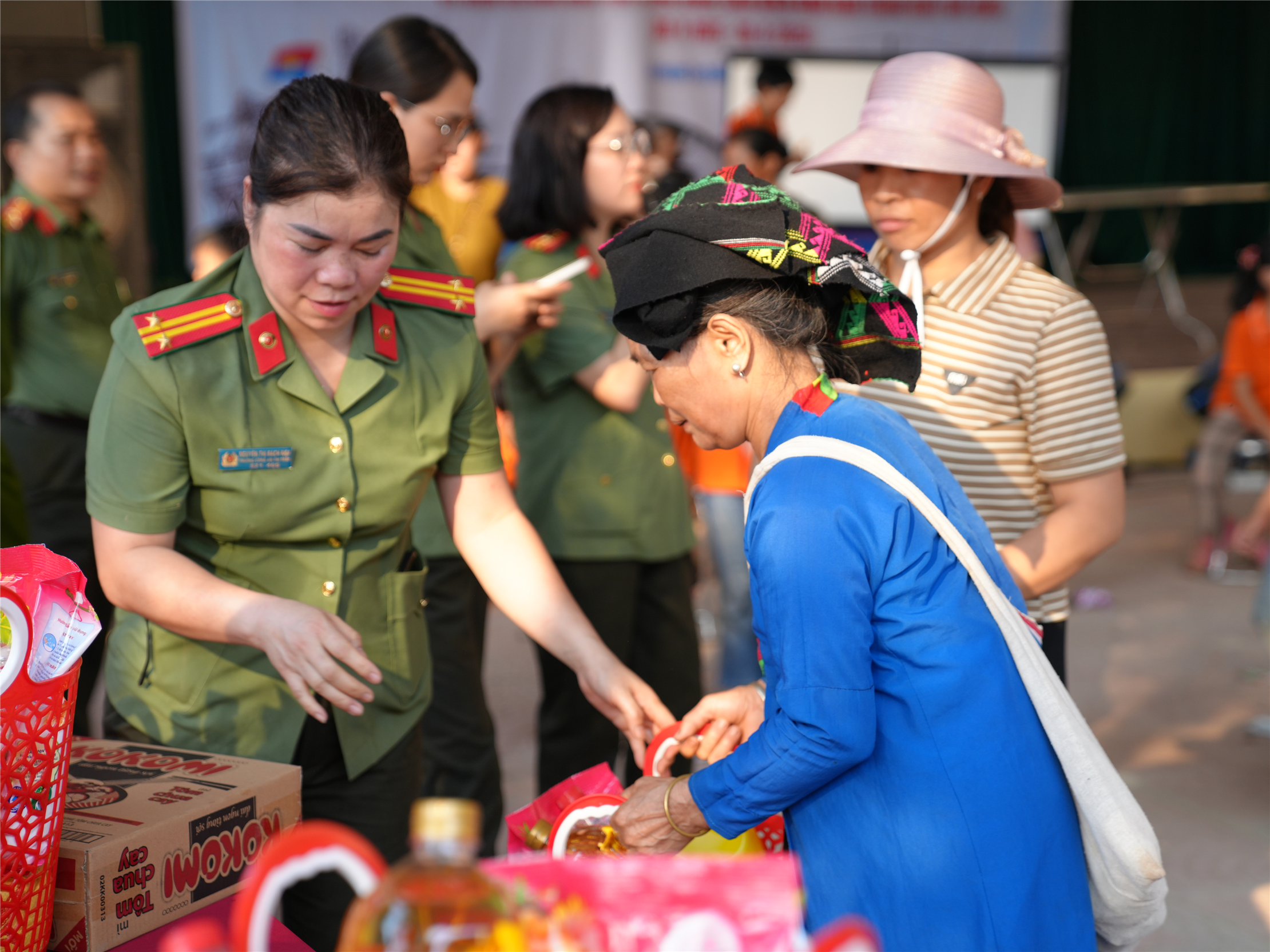 Đoàn công tác trao quà tặng các hộ gia đình khó khăn trên địa bàn.