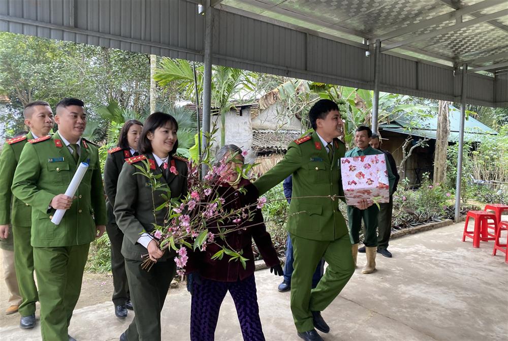 Trong ngôi nhà mới, bà Trần Thị Ân, ở thôn 2, xã Phúc Đồng, huyện Hương Khê không giấu được niềm vui sướng khi mùa Xuân này, bà được đón Tết ấm áp.  Bởi từ nhiều năm trước, bà Ân phải ở trong căn nhà cũ nát, xiêu vẹo. Cũng như bao hộ nghèo khác trên địa bàn, bà luôn ao ước có được một ngôi nhà khang trang, vững chắc. Ước mơ đó giờ đã trở thành hiện thực khi gia đình bà Trần Thị Ân được tặng căn nhà tình nghĩa do Bộ Công an, tỉnh Hà Tĩnh và các nhà hảo tài trợ.