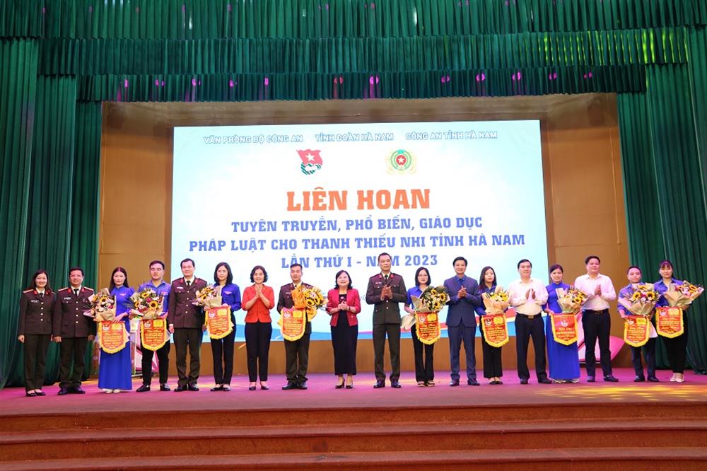 Tham gia liên hoan lần này có 09 đội thi đại diện các huyện, thị, thành đoàn và đoàn trực thuộc, lần lượt trải qua 02 phần thi: Phần thi hùng biện và phần thi tiểu phẩm.