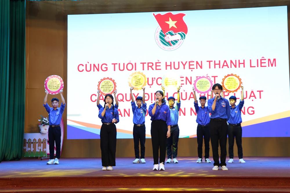 Ở phần thi hùng biện, với thông điệp “An toàn giao thông là hạnh phúc mọi nhà”, bằng sự hiểu biết của mình, các thi sinh đã khéo léo lồng ghép giới thiệu, phổ biến các kiến thức về Luật Giao thông đường bộ, quy định trong xử lý các lỗi vi phạm thường gặp một cách gần gũi, chân thực và mộc mạc.