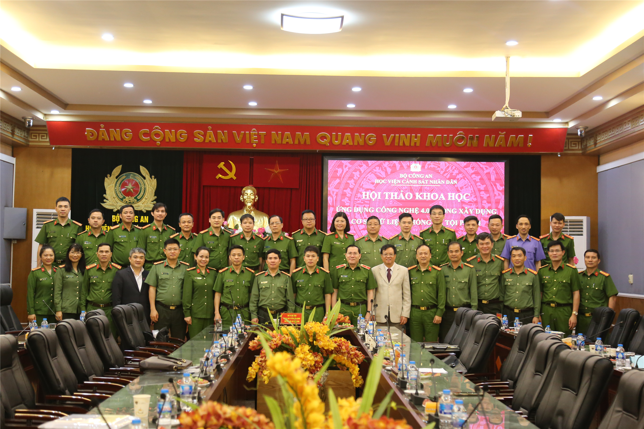 Các đại biểu chụp ảnh lưu niệm.
