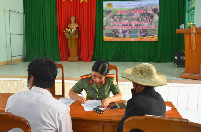 Các cán bộ của tổ công tác hỗ trợ người dân hoàn tất các thủ tục có liên quan để xin cấp Giấy thông hành.