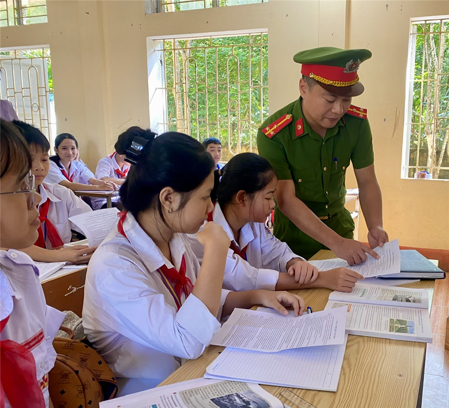 Tổ chức tuyên truyền về kiến thức pháp luật cho các em học sinh.