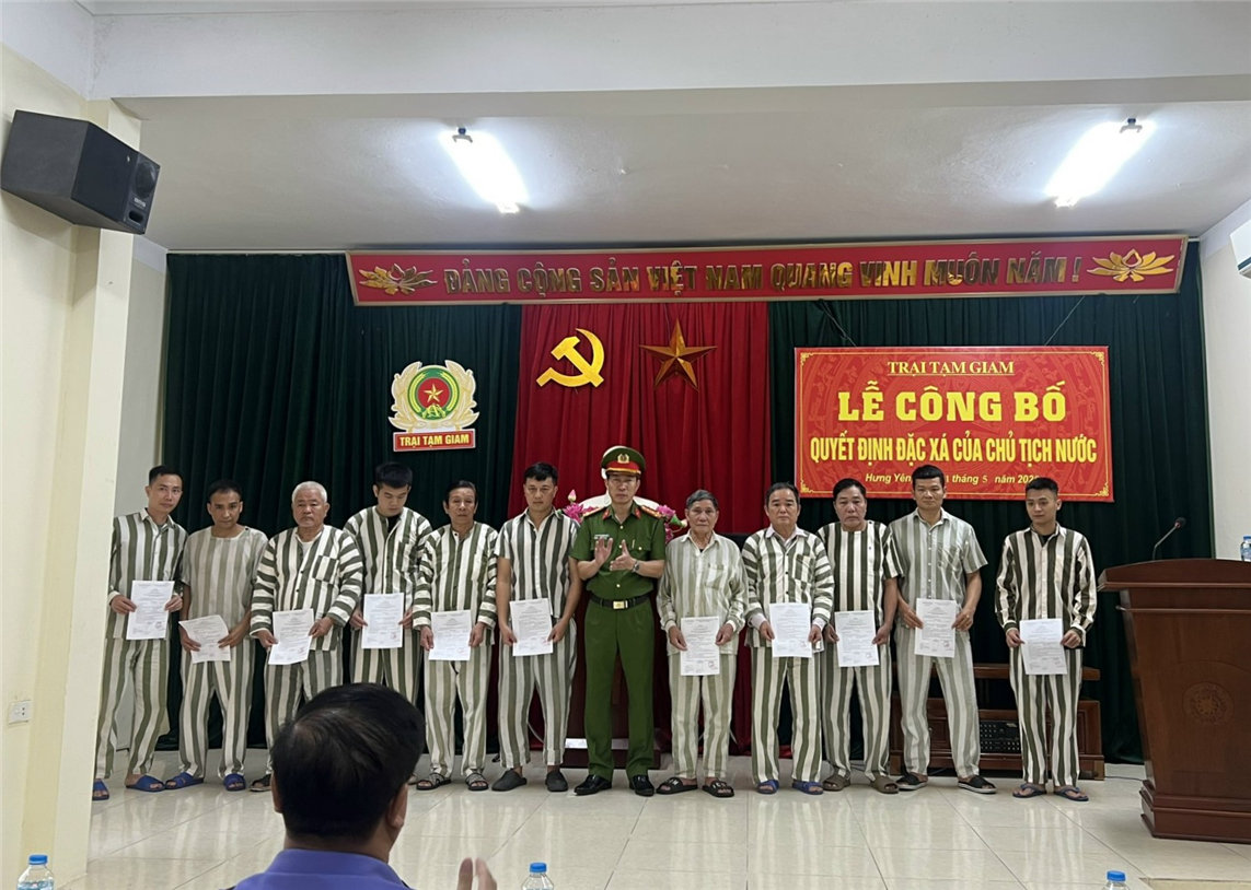 Tại Lễ công bố Quyết định đặc xá năm 2025 của Chủ tịch nước diễn ra vào sáng nay, ngày1/5, Đại tá Cao Minh Tuấn, Phó Giám đốc Công an tỉnh đã trao Giấy chứng nhận đặc xá cho 33 phạm nhân.