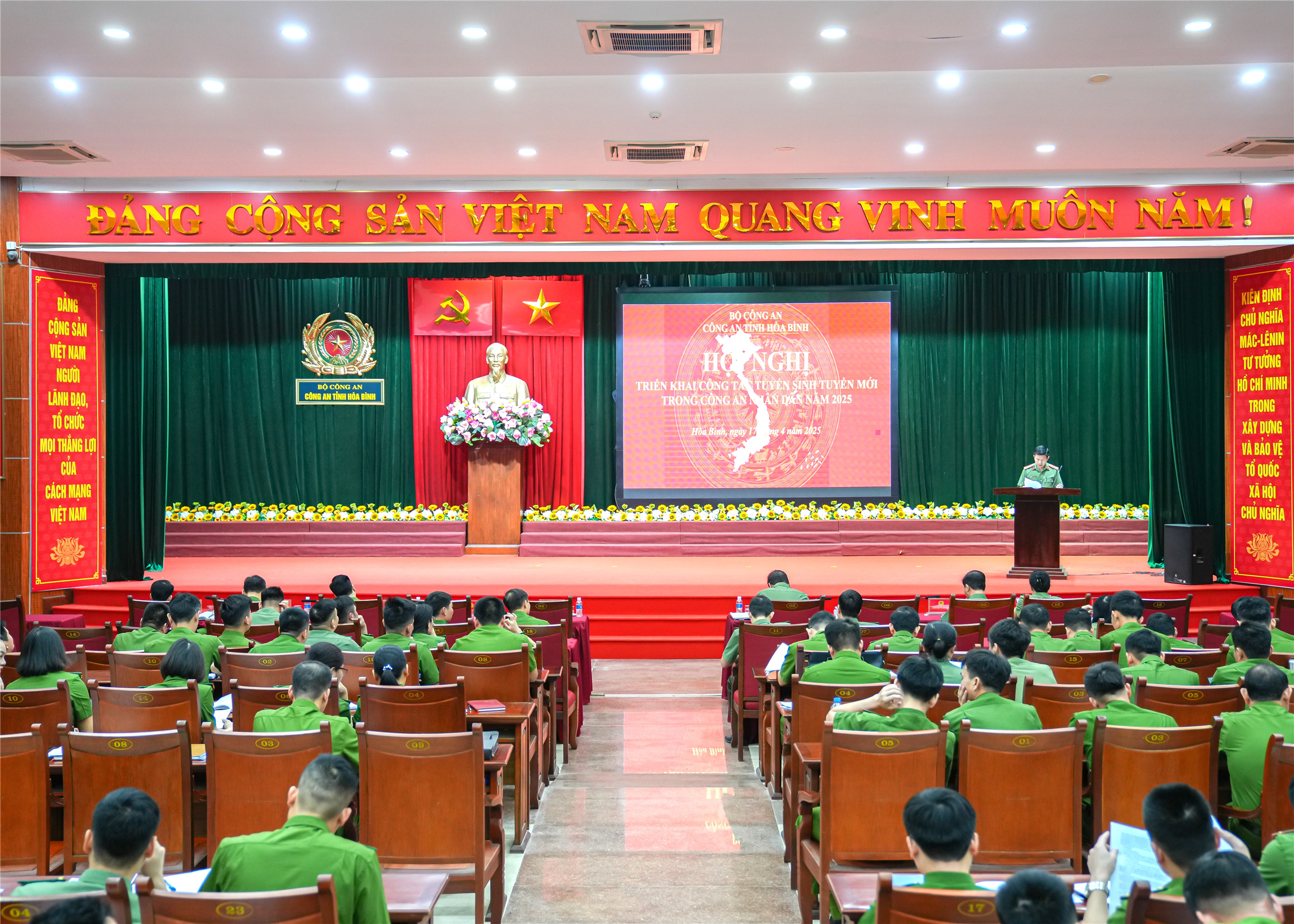 Toàn cảnh Hội nghị.