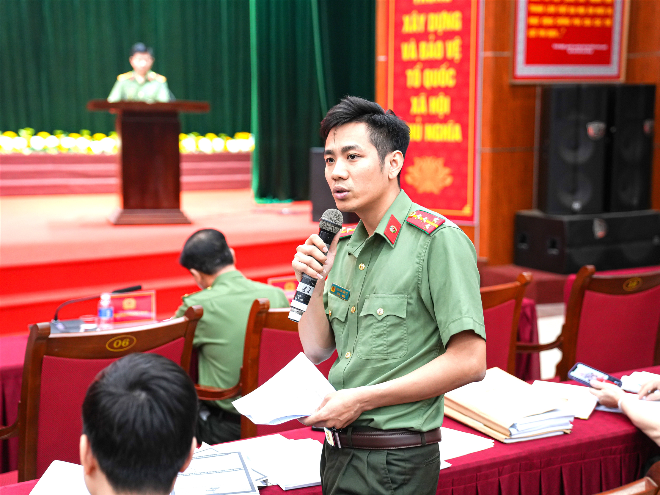 Cán bộ Phòng Tổ chức cán bộ giải đáp các vướng mắc của Công an các đơn vị, địa phương trong công tác tuyển sinh năm 2025.