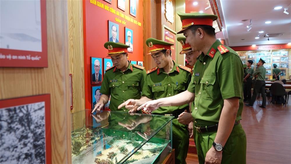 Cán bộ, chiến sĩ được xem phim tư liệu về lịch sử  và thăm quan Nhà Truyền thống Công an tỉnh.