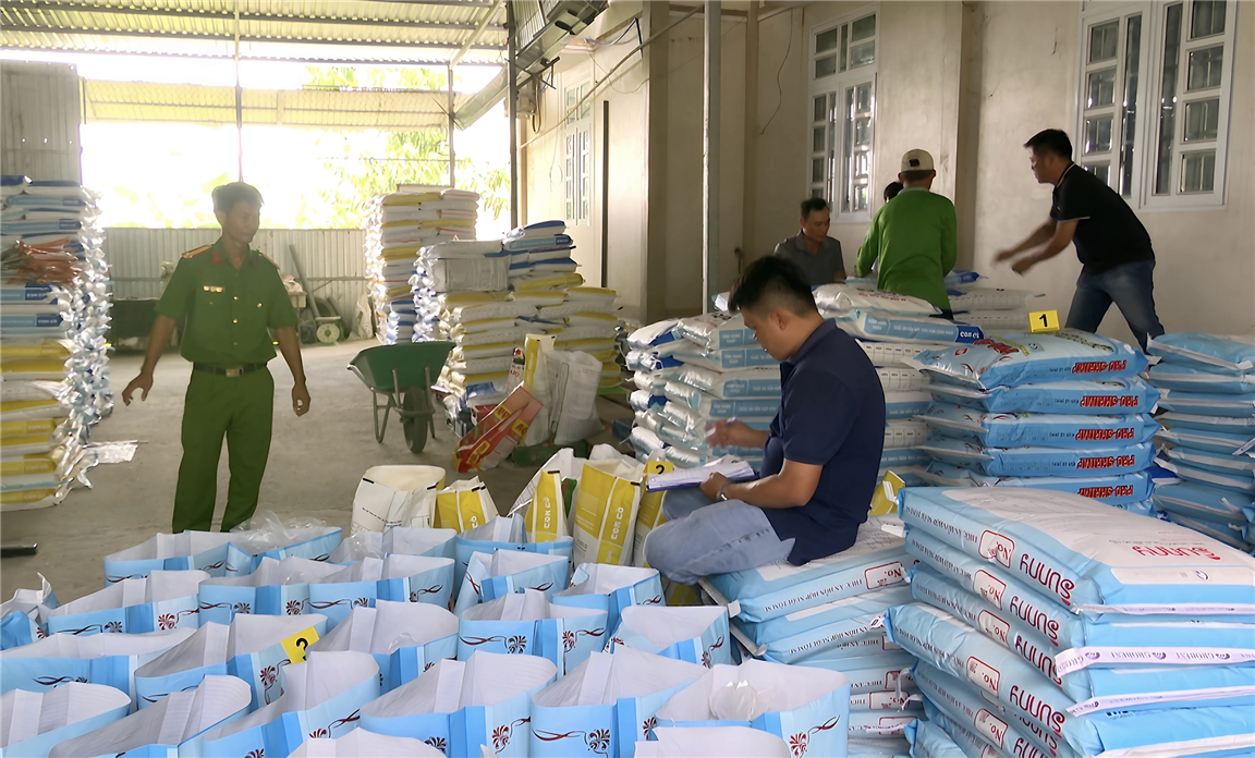 Công an tỉnh Bạc Liêu kiểm tra cơ sở sản xuất thức ăn tôm giả.