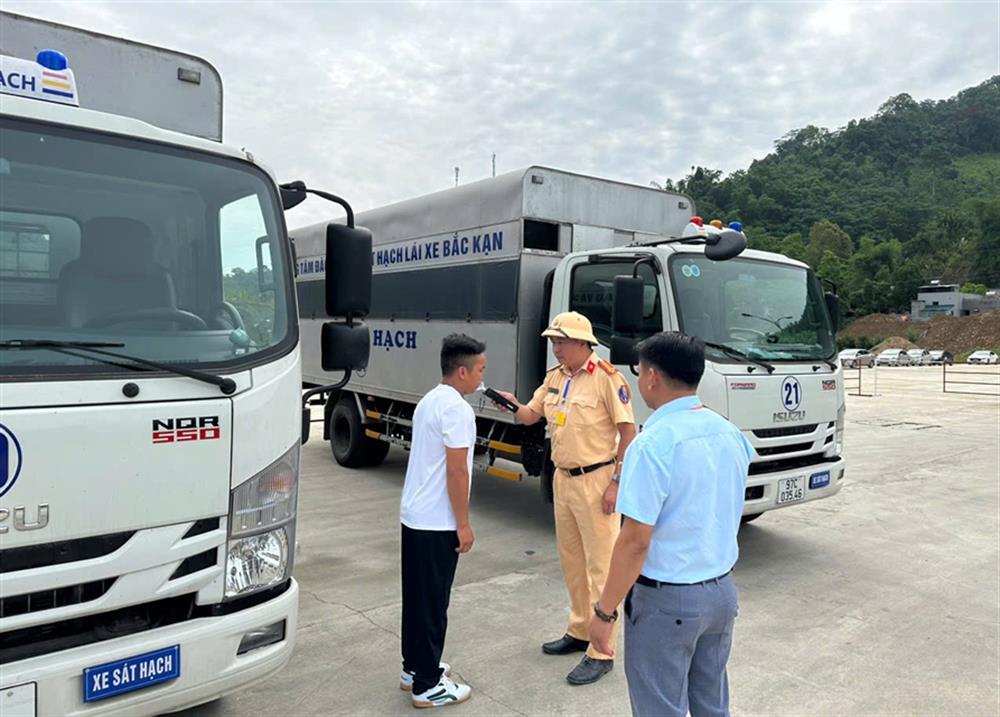 Kỳ sát hạch lần này có 127 thí sinh tham gia, bao gồm các học viên đã hoàn thành khóa đào tạo tại Trung tâm Đào tạo và Sát hạch lái xe Bắc Kạn và các thí sinh dự thi sát hạch lại do giấy phép lái xe quá hạn.